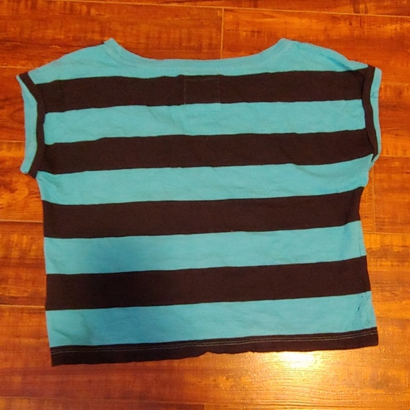 light blue and navy striped cropped tee - Picture 4 of 4